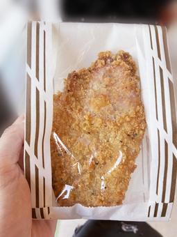手に持った骨なしチキン 手に持った骨なしチキン チキン,骨なしチキン,手持ちの写真素材
