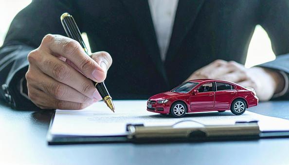 車購入イメージ 車のミニチュアと契約書 車購入イメージ 車のミニチュアと契約書の写真