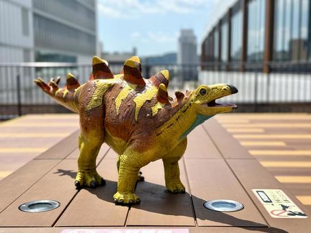 福井駅の屋上　恐竜のモニュメント モニュメント,恐竜,ウッドデッキの写真素材