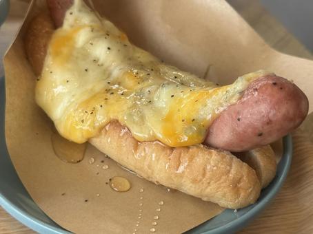 はちみつチーズホットドッグ はちみつチーズホットドッグ ホットドッグ,チーズ,たっぷりの写真素材