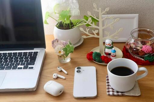 デスクワーク　冬イメージ パソコン,スマホ,ビジネスの写真素材