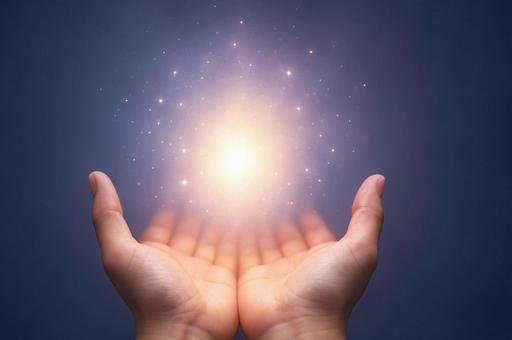 両手に宿る宇宙の光・エネルギー・波動の写真