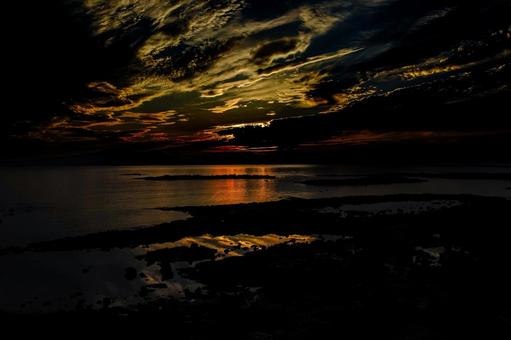 <Goto scenery> Reflection of the ocean at dawn, JPG