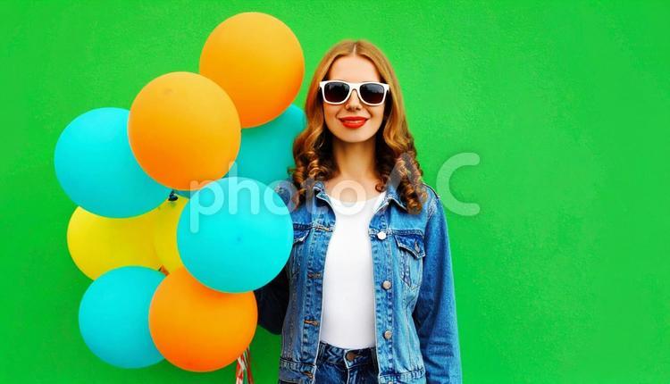 風船を持つおしゃれな女性 風船,グリーンバック,ファッションの写真素材