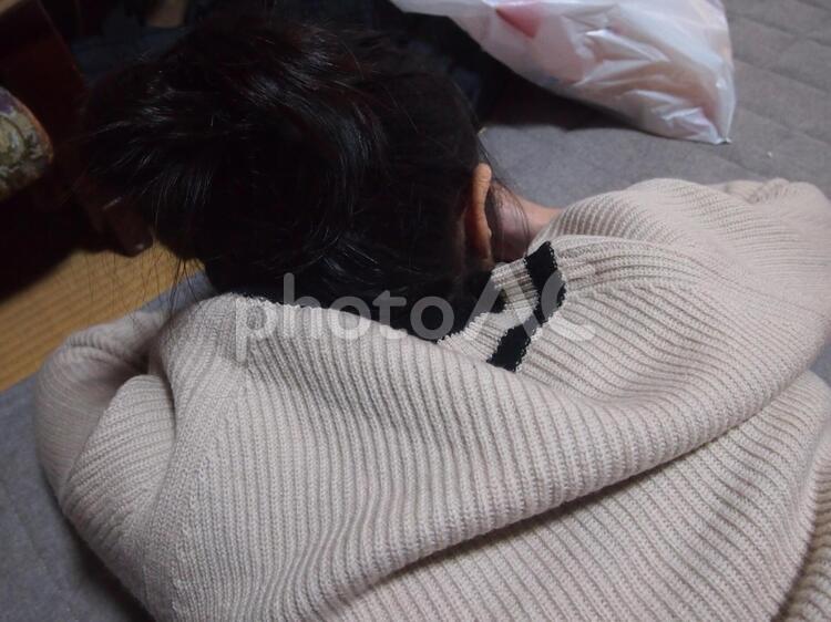 こたつでごろごろする女性 こたつ,コタツ,冬の写真素材