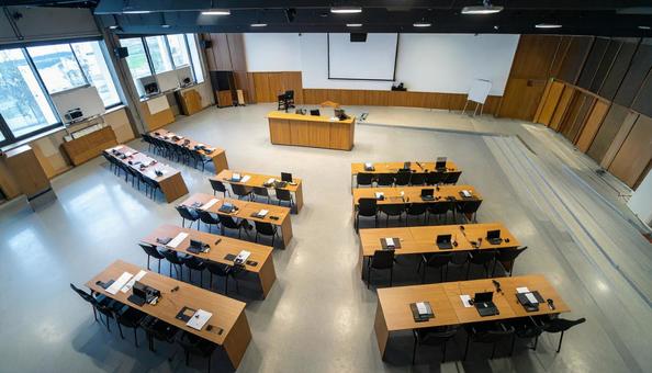 講習会の準備で書類が机に置かれた会場の写真