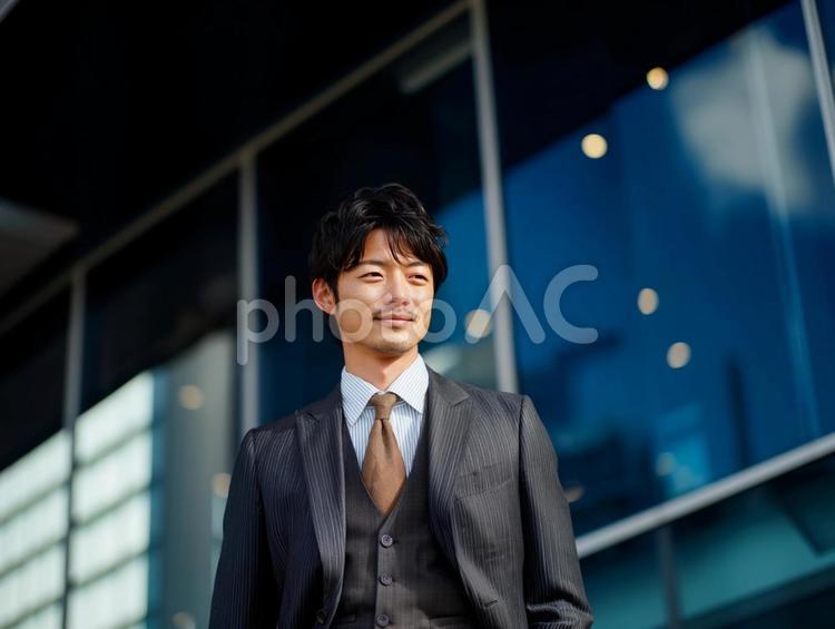 自信に満ちた若手ビジネスマンと建物 ビジネスマン,男性,若手の写真素材