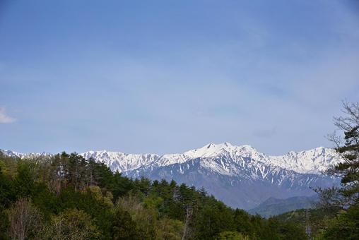 峠より北アルプスの山々を望む 峠より北アルプスの山々を望む 爺ヶ岳,鹿島槍ヶ岳,北アルプスの写真素材