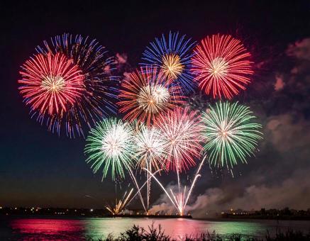 夜空を彩る打ち上げ花火 夜空を彩る打ち上げ花火の写真