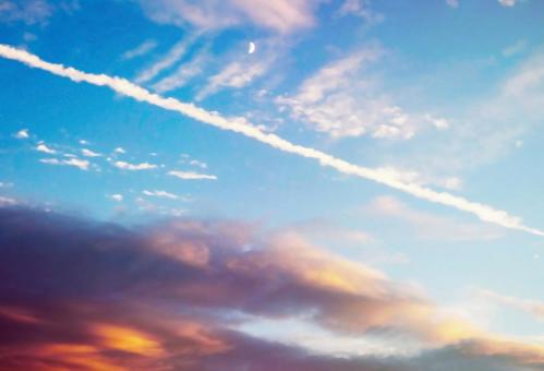 秋の夕焼け空に浮かぶ月 秋の夕焼け空に浮かぶ月 空,夕焼け,雲の写真素材