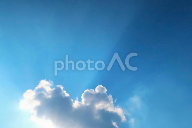 薄明光線　天使の梯子 空,薄明光線,天使の梯子の写真素材
