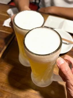 ジョッキで乾杯 ジョッキで乾杯 乾杯,生ビール,ジョッキの写真素材