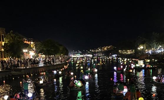 ベトナム　ホイアンの夜の灯篭船の写真