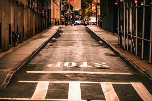 細道とSTOPサイン 細道とSTOPサイン 細い通り,stopサイン,濡れた路面の写真素材