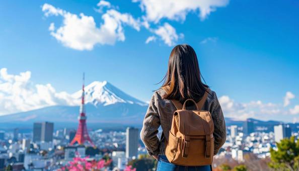 青空の下、遠くの景色を眺める女性の後ろ姿 青空の下、遠くの景色を眺める女性の後ろ姿の写真