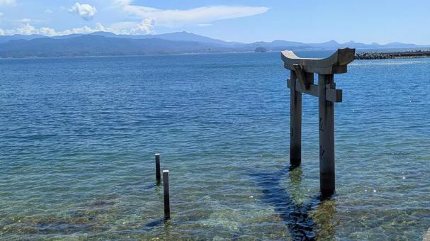 穏やかな海に立つ鳥居 穏やかな海に立つ鳥居の写真