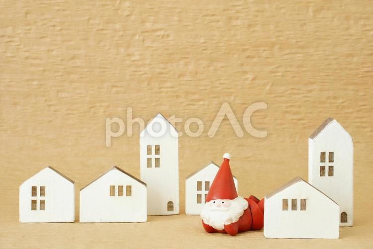 家の前で寝転ぶサンタのクリスマス背景 クリスマス,サンタ,ナチュラルの写真素材