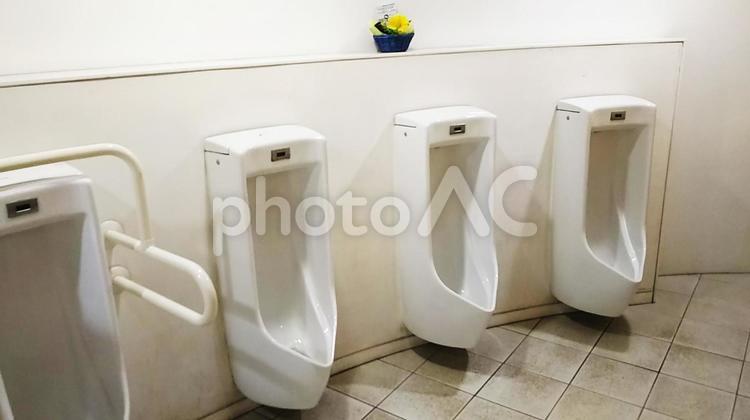 男子トイレの便器 男子トイレ,トイレの便器,トイレ待ちの写真素材