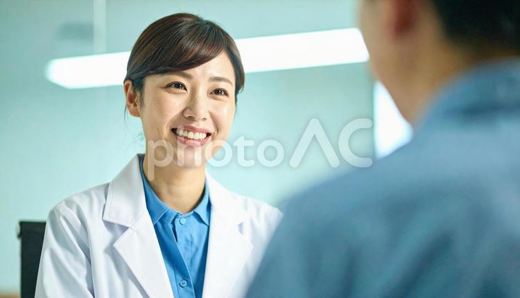相談を受ける笑顔の医療相談スタッフ 医療従事者,医師,女性の写真素材