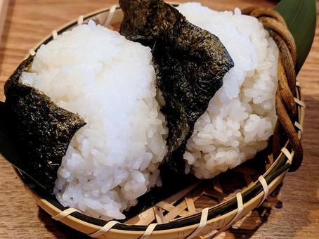 新米 おむすび2個 新米 おむすび2個 おむすび,おにぎり,お米の写真素材