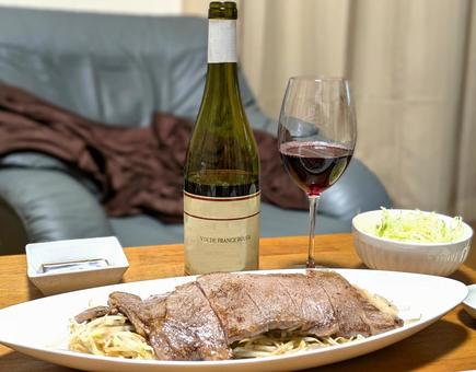 和牛ステーキと赤ワインのマリアージュ 和牛ステーキと赤ワインのマリアージュ 近江牛,a5ランク,ステーキの写真素材