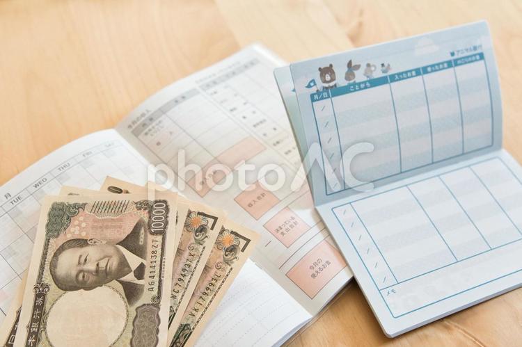 家計簿で収我が家の収支を管理するぞ！ 貯金,家計簿,お金の写真素材