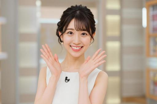 笑顔で挨拶する女性アナウンサーの写真