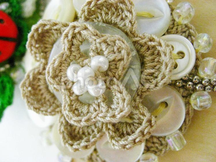 ボタン付き編み花のブローチ ボタン,パール,アクセサリーの写真素材