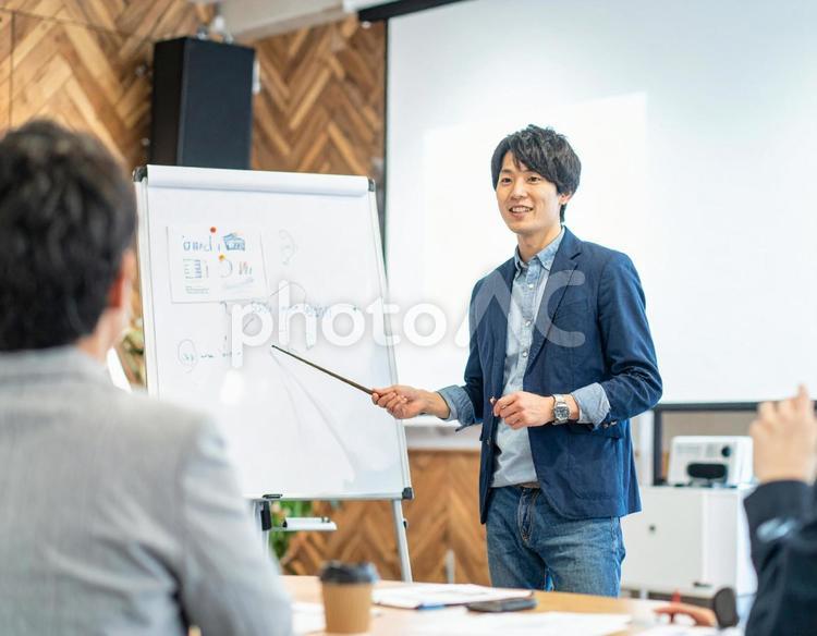 セミナー講師として話す日本人男性 男性,セミナー,プレゼンの写真素材