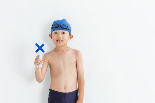 バツのプレートを持った水着を着た男の子 バツのプレートを持った水着を着た男の子 男の子,水着,白背景の写真素材