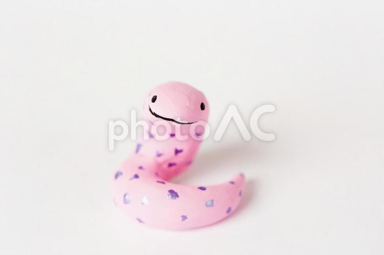 カメラ目線のハートのドットがあるピンクの蛇 蛇,クレイアート,動物の写真素材