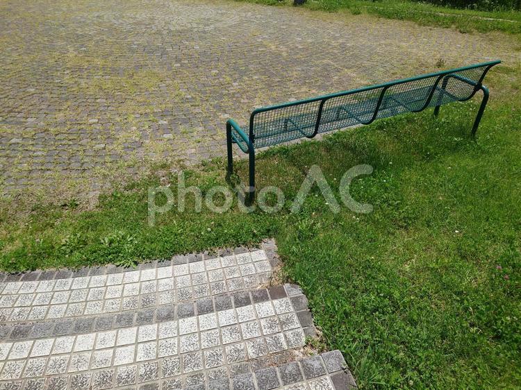 広場に置かれたベンチと階段 ベンチ,オシャレ,階段の写真素材