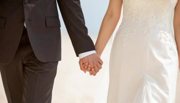 結婚式で手をつないで歩く新郎新婦 結婚式で手をつないで歩く新郎新婦の写真