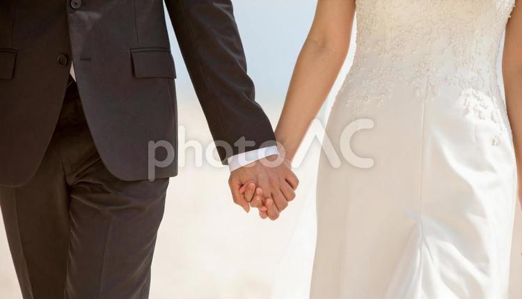 結婚式で手をつないで歩く新郎新婦 夫婦,タキシード,ウェディングの写真素材