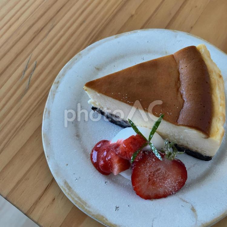 ベイクドチーズケーキ〜苺を添えて cafeデザート,デザート,お菓子の写真素材
