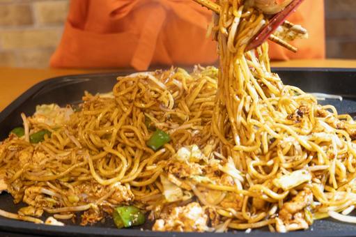 ホットプレートで作る焼きそば ホットプレートで作る焼きそばの写真