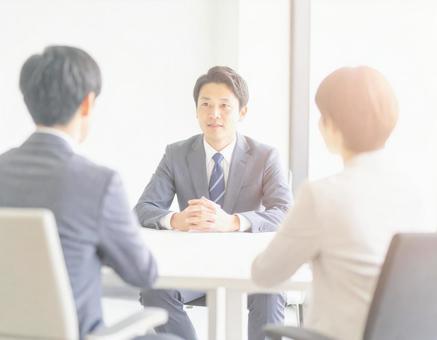 打ち合わせをするビジネスマンの写真