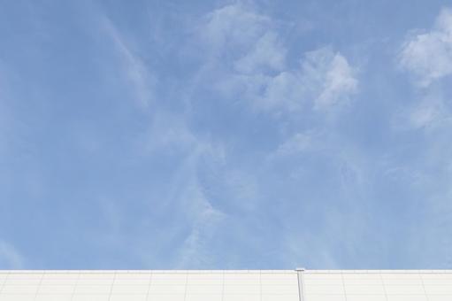 ビルの屋上と青空(コピースペースあり) ビルの屋上と青空(コピースペースあり)の写真