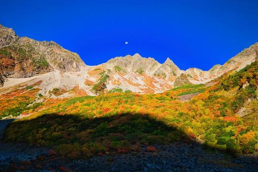 紅葉の北アルプスの涸沢と穂高連峰 紅葉の北アルプスの涸沢と穂高連峰 紅葉,北アルプス,涸沢の写真素材