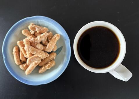 ドリップコーヒーとピーナッツかりんとう コーヒータイム,コーヒーブレイク,ドリップコーヒーの写真素材