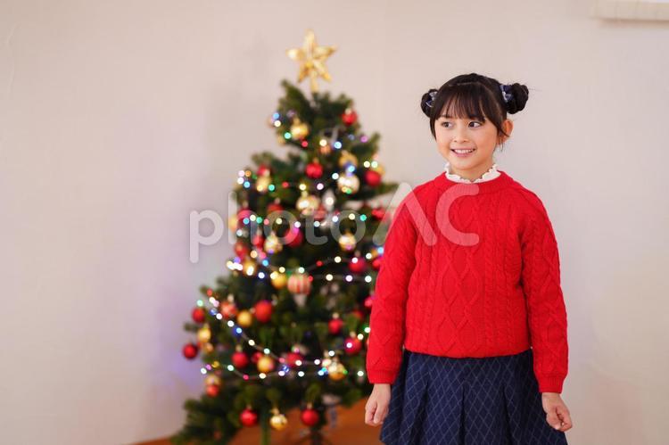 横を見る笑顔の女の子 女の子,横を見る,横目の写真素材
