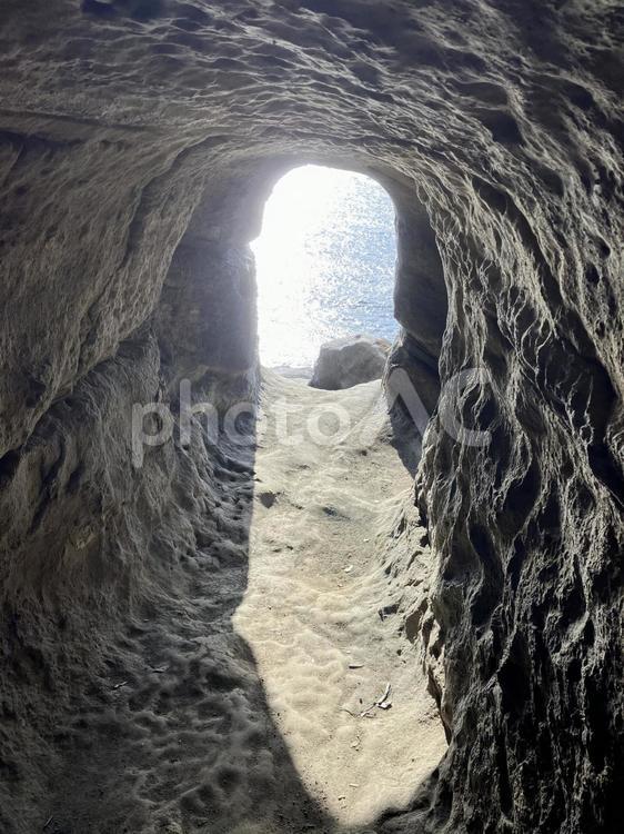 洞窟に光がさしている 洞窟,海,太陽の写真素材