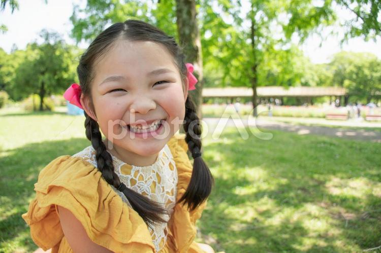 新緑と子供の笑顔 新緑,５月,ゴールデンウィークの写真素材