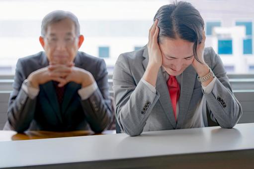 重圧に頭を抱えるビジネスマン 重圧に頭を抱えるビジネスマン プレッシャー,重圧,圧力の写真素材