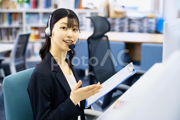 説明するオペレーター　書類　女性 オペレーター,コールセンター,カスタマーセンターの写真素材