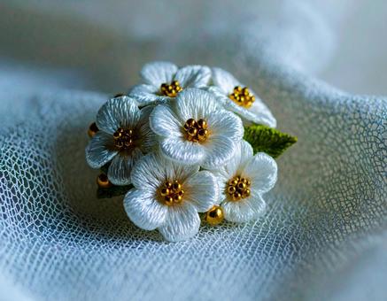 白い花のブローチ、ハンドメイド 白い花のブローチ、ハンドメイドの写真