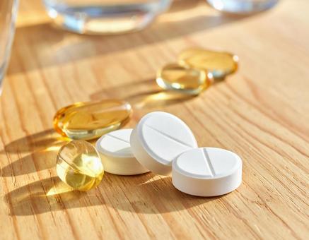 テーブルに並べられた薬の錠剤 テーブルに並べられた薬の錠剤の写真