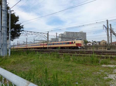 東海道線、大船駅近辺を走る485系 東海道線、大船駅近辺を走る485系の写真