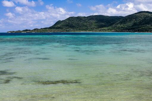 石垣島のサンゴ礁の海と山並み 石垣島,沖縄,海の写真素材