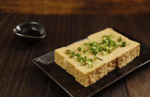 厚揚げ葱添え和風料理 厚揚げ葱添え和風料理 厚揚げ,豆腐料理,ねぎの写真素材